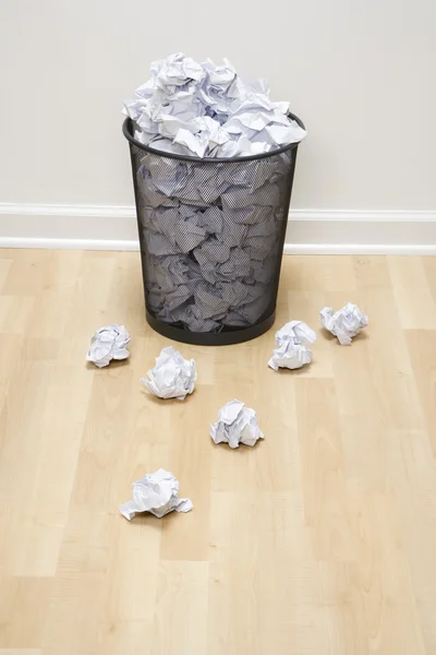 Lixo e papel . — Fotografia de Stock