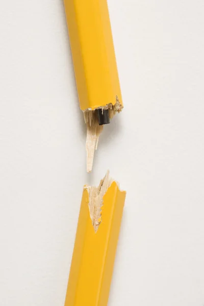 Trasig blyertspenna. — Stockfoto