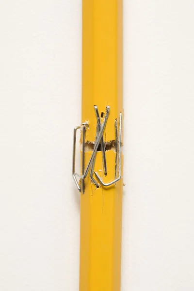 Скрепленный карандаш . — стоковое фото