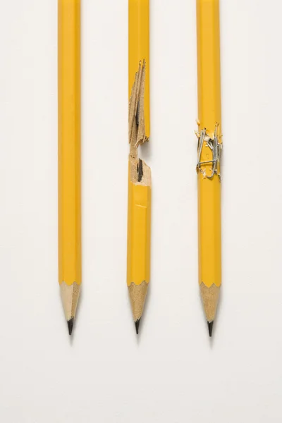 Bleistifte auf weißem Hintergrund. — Stockfoto