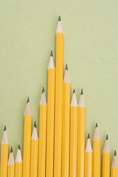 Crayons en rangée inégale . — Photo