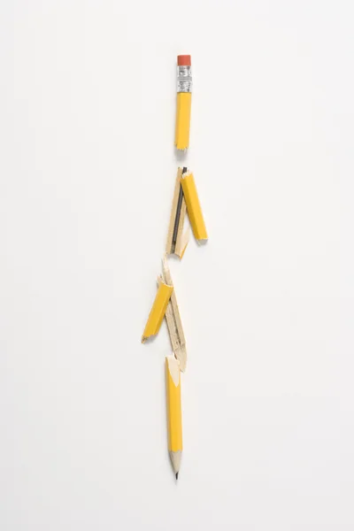 Trasig blyertspenna. — Stockfoto
