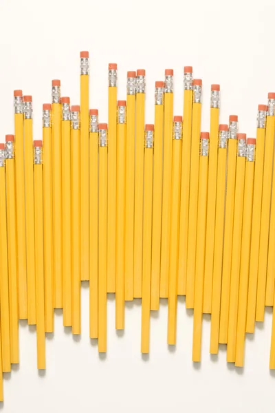 Ungleichmäßige Reihe von Bleistiften. — Stockfoto