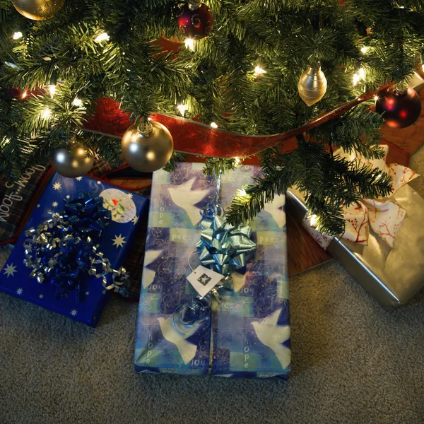 Kerstcadeaus onder boom. — Stockfoto
