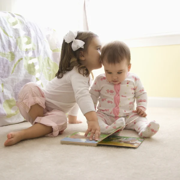 Meisjes met boek. — Stockfoto