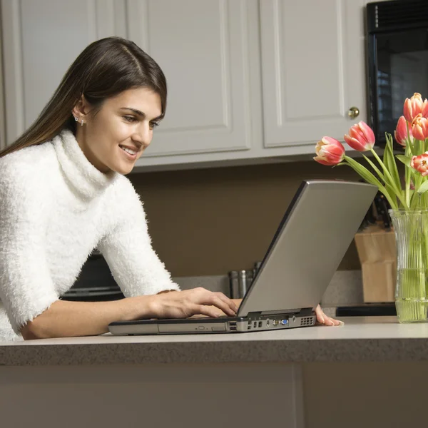 Kobieta z laptopem. — Zdjęcie stockowe