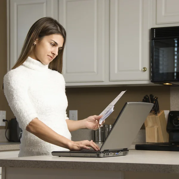 Mulher com laptop. — Fotografia de Stock