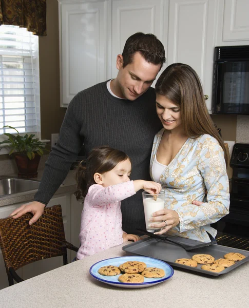 Família com cookies . — Fotografia de Stock