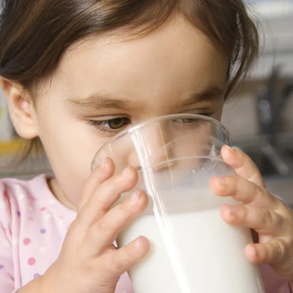 Meisje consumptiemelk. — Stockfoto