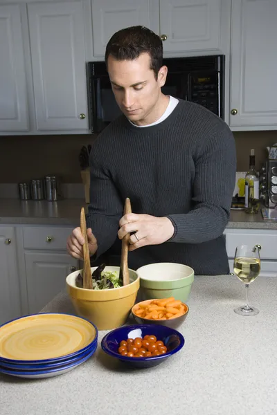 Hombre haciendo ensalada . — Foto de Stock