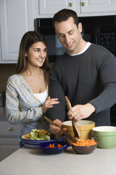 Couple en cuisine . — Photo