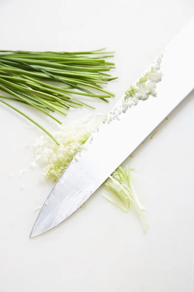 Chives con cuchillo . —  Fotos de Stock