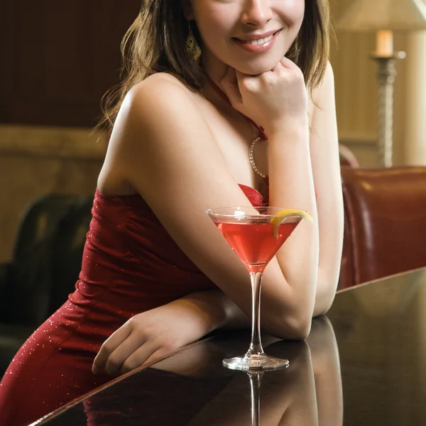 Frau an der Bar. — Stockfoto