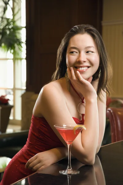 Kvinna på bar. — Stockfoto