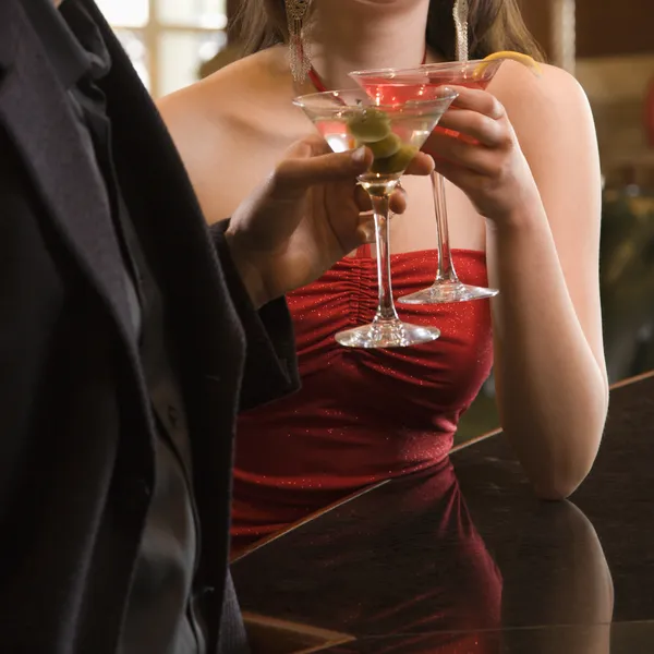 Par med martinis. — Stockfoto