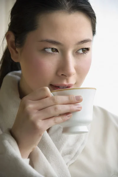 Žena pije kávu. — Stock fotografie