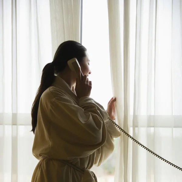 Γυναίκα στο τηλέφωνο. — Φωτογραφία Αρχείου