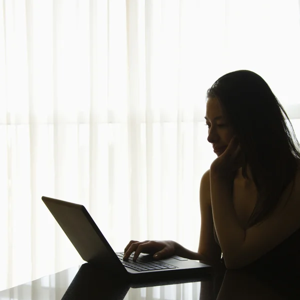 Femme sur ordinateur portable. — Photo