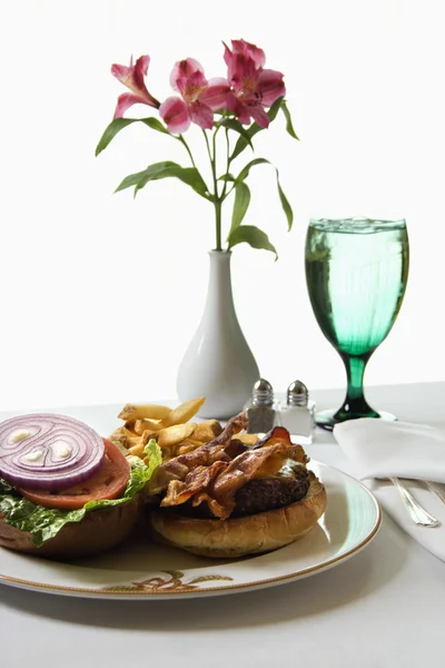 Cheeseburger mit Blumen. — Stockfoto
