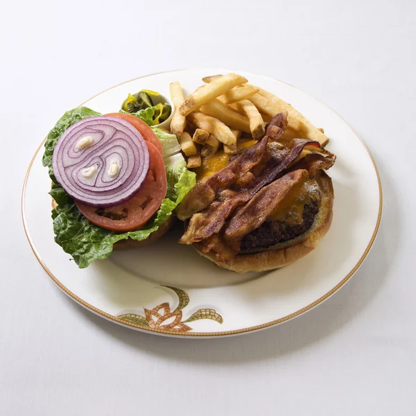Cheeseburger mit Speck auf Teller. — Stockfoto