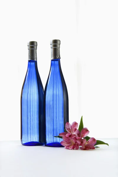 Μπλε μπουκάλια με λουλούδι. — Φωτογραφία Αρχείου