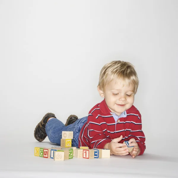Junge spielt mit Blöcken. — Stockfoto