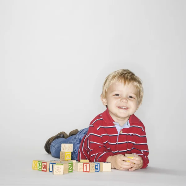 Chlapec hraje s bloky. — Stock fotografie