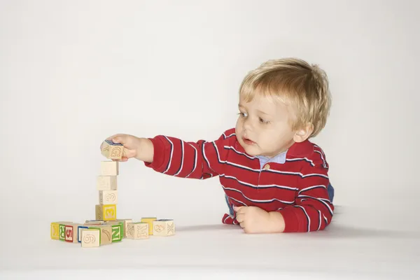 Мальчик играет с блоками . — стоковое фото