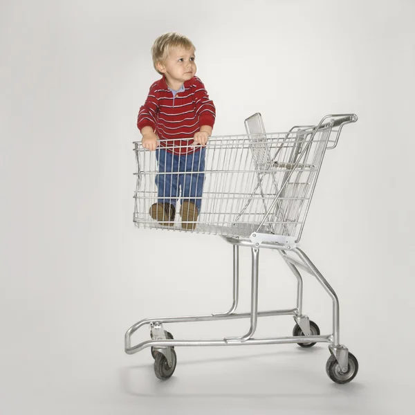 Boy v prázdný vozík. — Stock fotografie