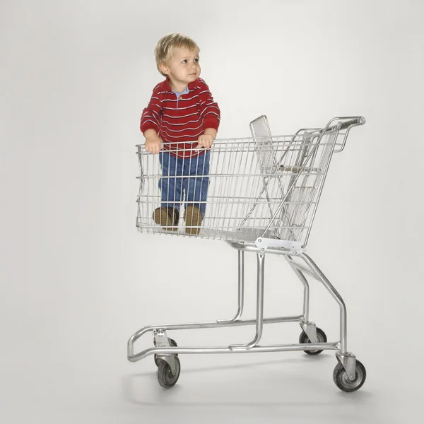 Junge im leeren Warenkorb. — Stockfoto