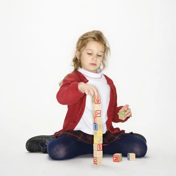 Girl playing with blocks. — Stock Photo, Image