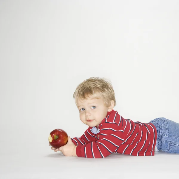 Pojke med äpple. — Stockfoto