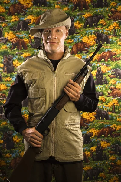 Uomo in possesso di fucile . — Foto Stock