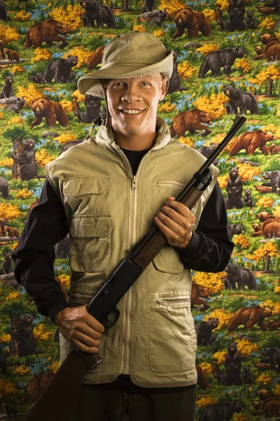Homem segurando rifle . — Fotografia de Stock