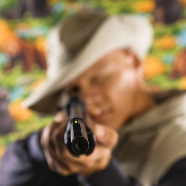 Homem apontando rifle . — Fotografia de Stock