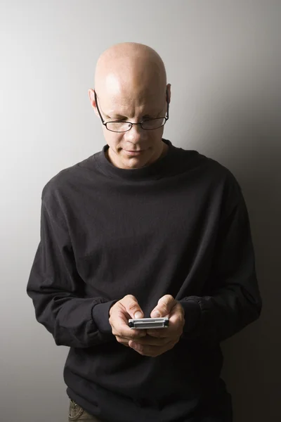 Man holding PDA. — Stock Photo, Image