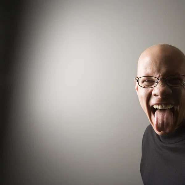 Man tong uitsteekt. — Stockfoto