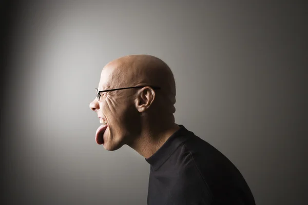 Man tong uitsteekt. — Stockfoto