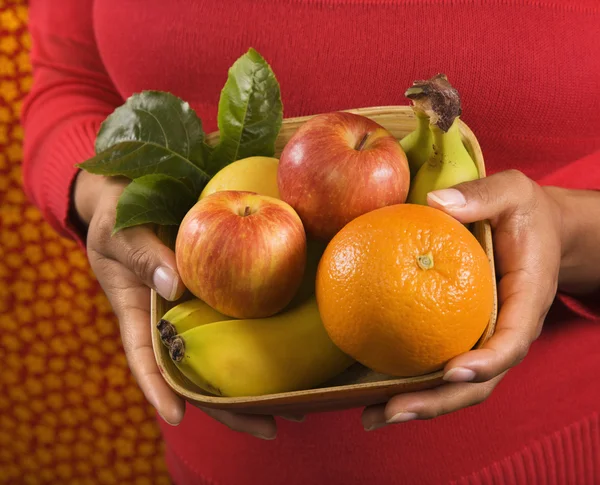 Руки держат корзину фруктов . — стоковое фото