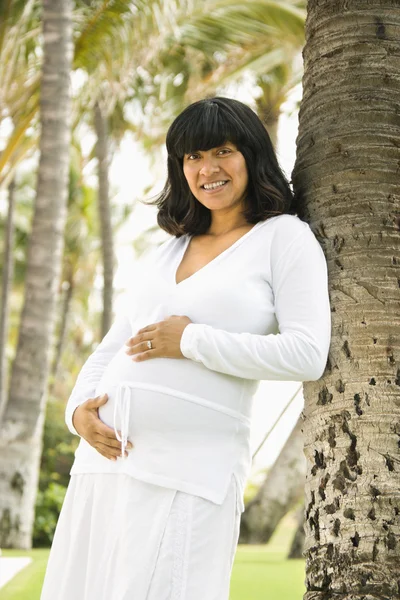 Gravid kvinna i utomhusmiljö — Stockfoto
