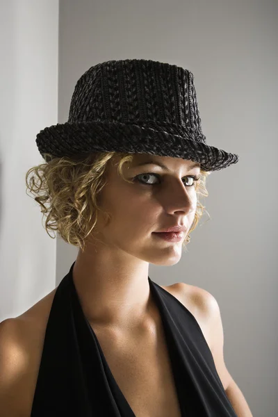 Mooie vrouw in hoed. — Stockfoto