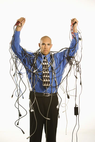 Homme enveloppé dans des câbles . — Photo