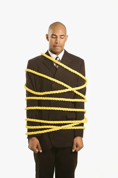 Empresário amarrado em corda . — Fotografia de Stock