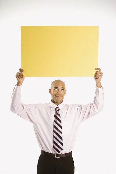 Empresario sosteniendo cartel en blanco. —  Fotos de Stock