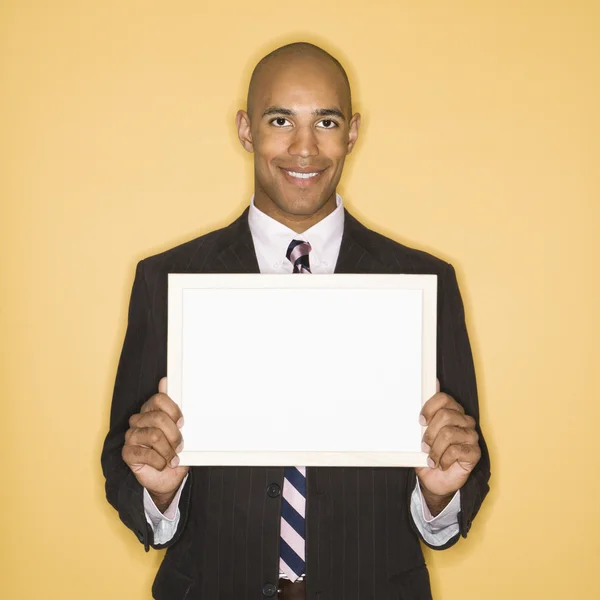 Üzletember üres táblával a kezében. — Stock Fotó