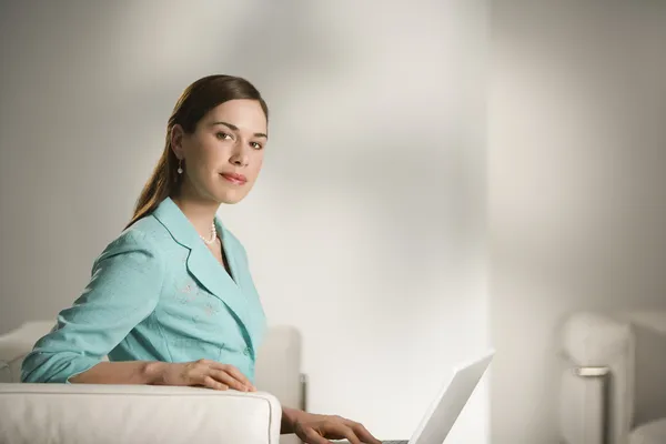 Жінка працює на ноутбуці . — стокове фото