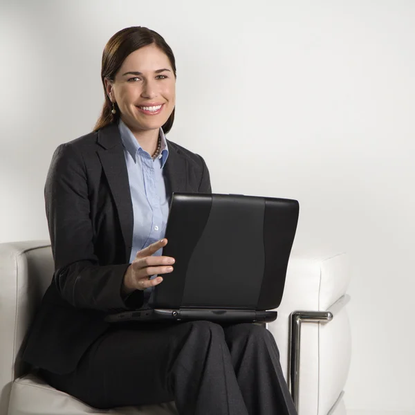Kobieta pracująca na laptopie. — Zdjęcie stockowe
