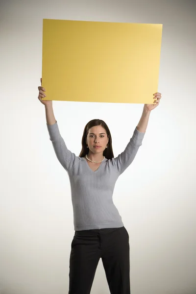 Mujer sosteniendo signo en blanco . — Foto de Stock
