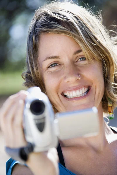 Frau mit Videokamera. — Stockfoto