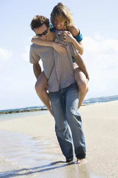 Homem carregando mulher . — Fotografia de Stock